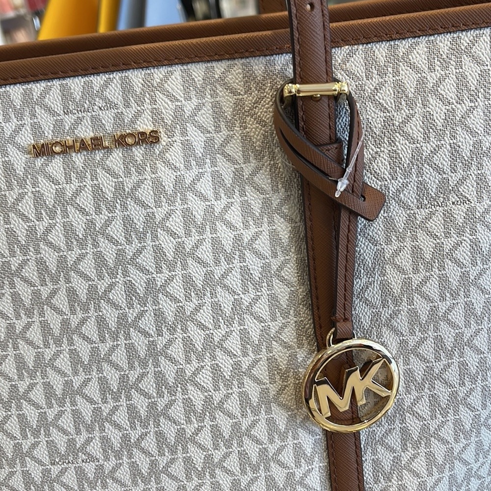 MICHAEL KORS
Jet Set Travel Large Logo Tote Shoulder Bag
COLOR VANILLA 
NWT - Picture 15 of 16
